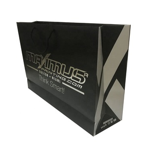 Promoción impresa personalizada de lujo <span class=keywords><strong>plata</strong></span> estampado en caliente logo <span class=keywords><strong>ropa</strong></span> regalo al por menor compras <span class=keywords><strong>ropa</strong></span> bolsa de papel negro con asa - Product Image 1