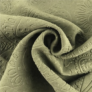 Tela con relieve floral 3D Poly Sketchi texturizada única para prendas elegantes de mujer - Product Image 1