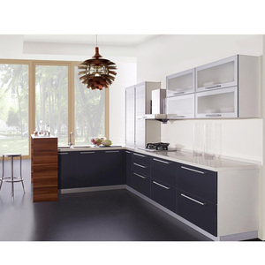 Armarios de cocina de alto brillo, color negro, diseño simple, despensa