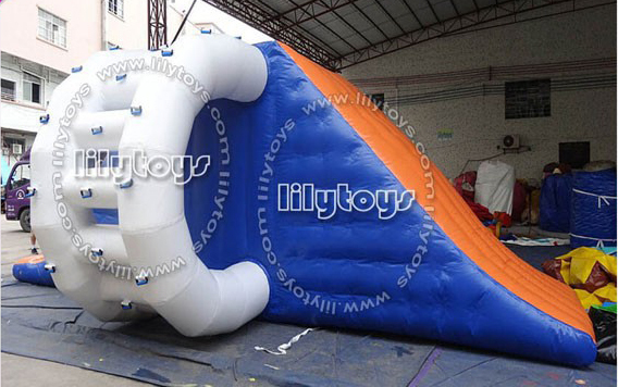 SGS Unique crazy curve inflatable floating park for fun