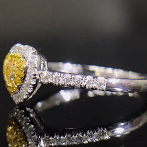 Anello di fidanzamento di design in oro bianco con diamanti bianchi taglio cuore naturale certificato a spedizione gratuita - Product Image 2