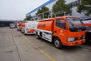 Camion-<span class=keywords><strong>citerne</strong></span> d'huile de dongfeng durable, usine de Chengli, capacité de <span class=keywords><strong>3000</strong></span> <span class=keywords><strong>litres</strong></span>, camion-<span class=keywords><strong>citerne</strong></span> de réapprovisionnement - Product Image 4