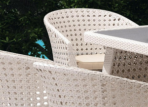 Juego de Mesa y Sillas de Mimbre Blanco de Estilo Griego Elegante para Jardín, Hotel o Exteriores - Product Image 4