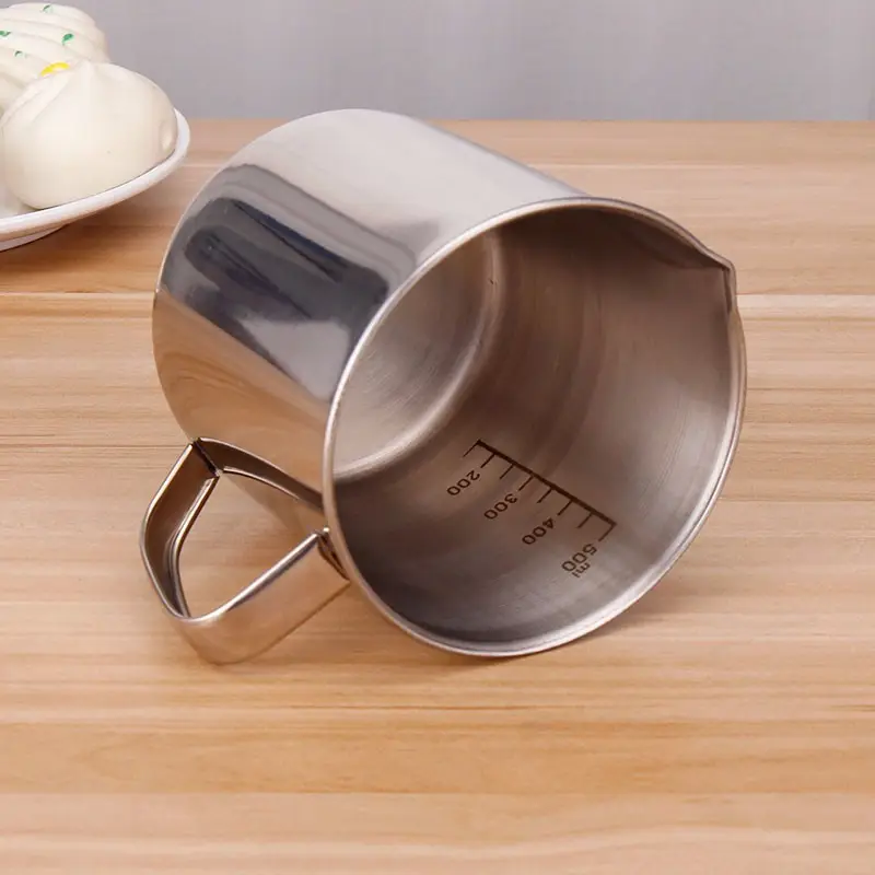 Tasse à lait en acier inoxydable avec ligne de mesure Pichet à mousser Tasse à guirlande en métal avec bouche verseur cafetière en acier inoxydable