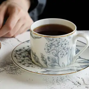 두바이 커피 컵과 접시, 흰색 세라믹 차 컵 세트, 세라믹 컵 및 접시 꽃 디자인 일본식 컵과 접시