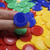 Petites puces en plastique de couleur unie utilisées dans le jeu des enfants
