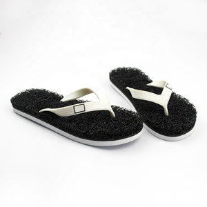Commercio all'ingrosso oem divertente pvc Massaggio di gomma nero noodle flop di vibrazione della spiaggia spugna, della novità bianco erba noddle pantofole per unisex - Product Image 2