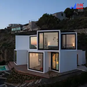 ประตูที่ทันสมัย Modular บ้านแสงสำเร็จรูปบ้านประกอบอย่างรวดเร็ววิลล่าเหล็กโครงสร้างหรูหรากรอบการออกแบบกราฟิกสีขาว
