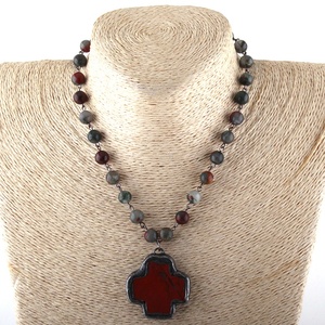 <span class=keywords><strong>Collana</strong></span> Girocollo da Donna alla Moda con Ciondolo a Croce Solider, Catena a <span class=keywords><strong>Rosario</strong></span> Nera e Gemma Naturale di Howlite Bianca, Gioielli Etnici Personalizzabili - Product Image 4