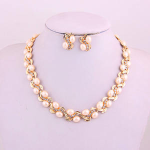 Conjunto <span class=keywords><strong>de</strong></span> joyería <span class=keywords><strong>de</strong></span> <span class=keywords><strong>perlas</strong></span> chapadas en oro para mujer, <span class=keywords><strong>collar</strong></span> y pendientes <span class=keywords><strong>de</strong></span> diamantes <span class=keywords><strong>de</strong></span> imitación, a la moda, para boda - Product Image 4