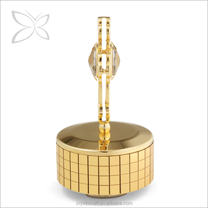 Boîte à musique élégante en métal plaqué or Crystocraft avec cristaux taillés brillants, figurine religieuse en forme de croix à manivelle - Product Image 2