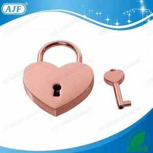 AJF قفل مخصص من سبائك الزنك والذهب الوردي للزفاف تحت عنوان الحب وهدية عيد الحب مع قفل - Product Image 3