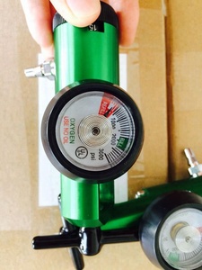 Yüksek kaliteli CGA870 pin boyunduruğu tıbbi oksijen regülatörü 0-15L tıbbi kullanım için