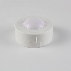 Luci a LED dimmerabili a disco Wireless a batteria sotto l'illuminazione dell'armadio per uso da banco e da armadio - Product Image 3