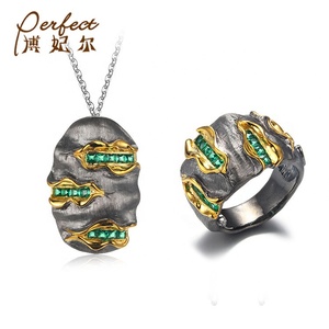 Set Desainer Buatan Tangan Perhiasan Perak Cincin Antik dan Liontin dengan Nano Green Spinel