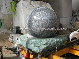 Bloque decorativo de agua para jardín al aire libre de granito pulido, elegante bola fuente con diseño único - Product Image 1