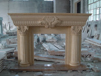 Cheminée à plaques en marbre beige, foyer avec colonne, style romain