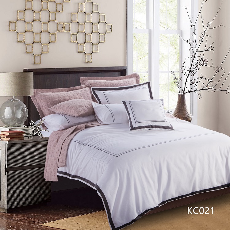KOSMOS dubai bordado de lujo de ropa de cama 90gsm de microfibra al por mayor precio cama edredón conjunto