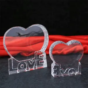 Ücretsiz örnek moda K9 kristal cam aşk şekli fotoğraf çerçevesi/kristal kalp aşk kupa 3D oyma