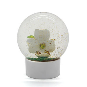 Vente en gros de boule à neige en résine sur mesure verre romantique <span class=keywords><strong>pas</strong></span> chère drôle 3d <span class=keywords><strong>mini</strong></span> vide bricolage amour fleur blanche souvenir cadeau - Product Image 2
