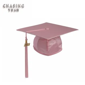 小学闪亮的粉红色毕业帽与流苏