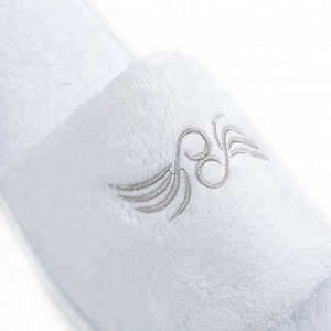 Pantoufles d'hôtel en velours de corail de haute qualité, pantoufles de chambre d'hôtel avec sac en tissu non tissé, vente en gros - Product Image 2