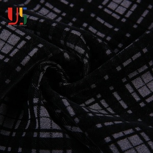 Tissu en polyester, rayonne et élasthanne à carreaux gris noir, texture floquée Ponte Roma du Japon - Product Image 5