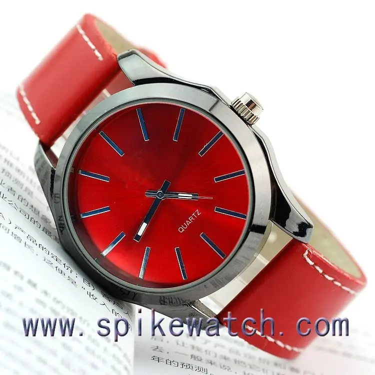 นาฬิกาสตรียอดนิยมกันน้ำควอตซ์สายหนังสีแดง Faced