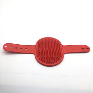 Peine de baño de animales de goma suave para perros de varios colores para masajear y acicalar con cinturón ajustable en la espalda - Product Image 2