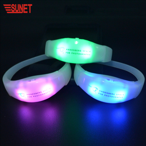 SUNJET Suministro para Fiesta de Año Nuevo Pulsera LED Personalizada que Brilla y Cambia en 6 Colores Activada por Sonido - Product Image 4