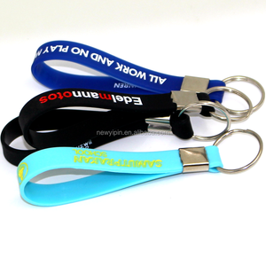 Sıcak satış özel Logo Ad döngü PVC anahtarlık silikon bileklik promosyon anahtarlıklar ve Carabiners ile Metal klip & yüzük