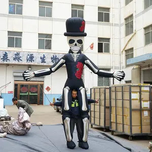 Aufblasbarer gehender menschlicher Schädel kopf der Halloween-Parade Aufblasbare Beleuchtung der Stadt parade, die die menschliche Skelett puppe unterstützt