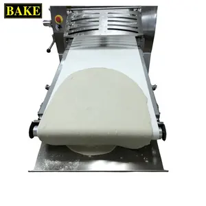 Commerciële Automatische Pastadeegroller Croissant Making Machine 650 Mm Met Omkeerbare Riemen