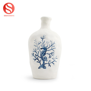 <span class=keywords><strong>Vase</strong></span> <span class=keywords><strong>à</strong></span> fleur en <span class=keywords><strong>porcelaine</strong></span> peint <span class=keywords><strong>à</strong></span> la main de haute qualité <span class=keywords><strong>à</strong></span> motif de coquille de cheval de mer bleu pour la décoration intérieure - Product Image 4