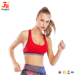 Bella ragazza giovane Sexi indossa reggiseno sportivo Jockey imbottito