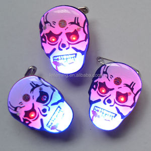 万圣节派对的闪光发光二极管徽章 - Product Image 1