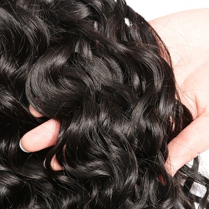 Le cuticole hanno allineato i <span class=keywords><strong>capelli</strong></span> <span class=keywords><strong>ondulati</strong></span> bagnati e <span class=keywords><strong>ondulati</strong></span> dei <span class=keywords><strong>capelli</strong></span> umani grezzi non trattati dei pacchi dei <span class=keywords><strong>capelli</strong></span> di wave dell'acqua 100 - Product Image 2