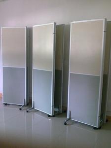 Pieghevole divisorio mobile per ufficio divisorio in alluminio per raddrizzare la partizione dello schermo <span class=keywords><strong>interno</strong></span> su ruote - Product Image 4