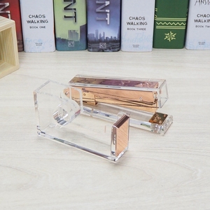 Juego de escritorio de papelería de oficina con dispensador de <span class=keywords><strong>cinta</strong></span> y grapadora acrílica dorada Husien a precio de venta directa de fábrica - Product Image 3