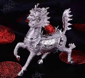 高品质的中国龙银雕像