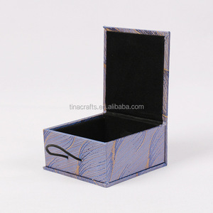 2021 Classical <strong>Cotton</strong> Jewelry Packaging Bangle Box With Wood <strong>Button</strong>