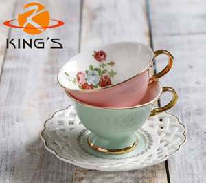 <span class=keywords><strong>Set</strong></span> di tazze in ceramica personalizzate <span class=keywords><strong>con</strong></span> design intagliato cavo fiore di rosa moderno lusso all'ingrosso colore porcellana tè tazza e piattino - Product Image 6