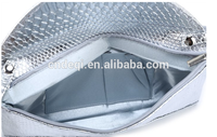 Venta al por mayor de moda elegante brillante patrón de serpiente de cuero mujer bolso de embrague