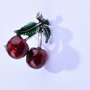 Broche de cereza de fruta roja con hoja verde esmaltada de aleación para mujer, joyería de moda con iniciales de KM-23 - Product Image 5