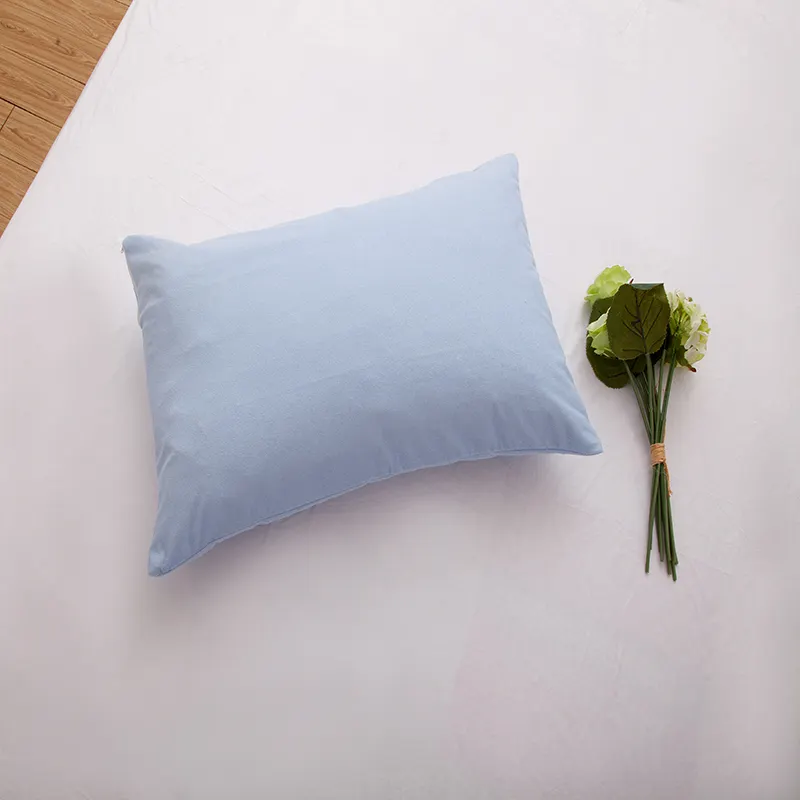 Наволочки полотенца. Подушка декоративная голубая. Голубой цвет в декоративных подушках. Подушка голубого цвета. Подушка декоративная голубая прямоугольная.