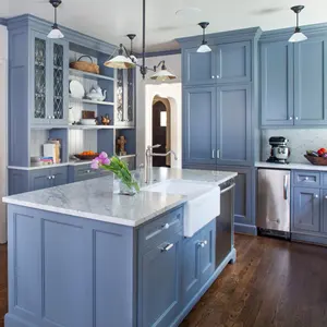 现代厨房实木与蓝色油漆定制厨柜与岛设计