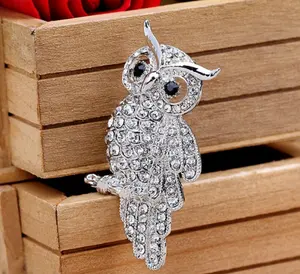 2020 el más nuevo animal elegante broche de la forma del buho de aleación de diamantes de imitación de cristal broches para la venta al por mayor