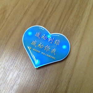 Forma de corazón de plástico llevó la insignia de la escuela con la galjanoplastia de plata para promocional - Product Image 3