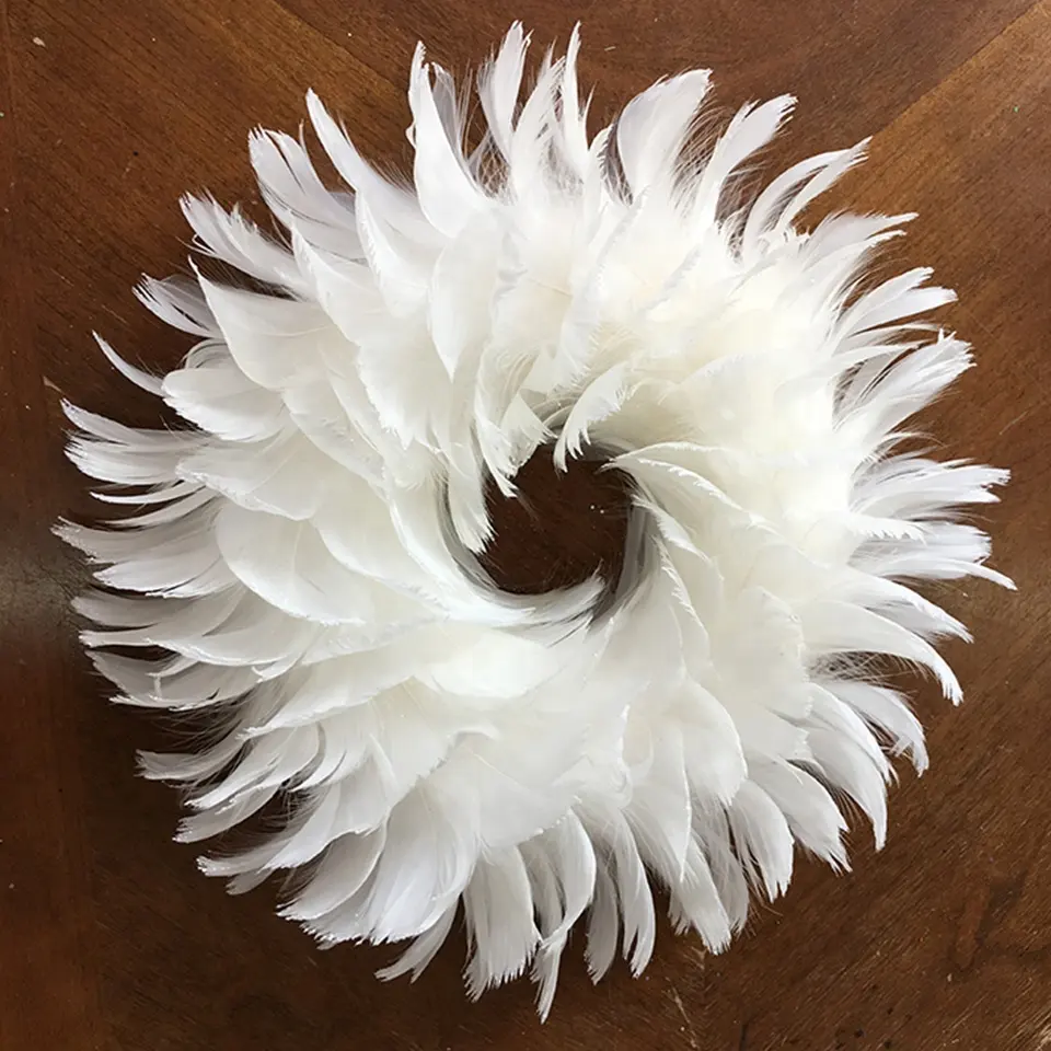 Fabricant décoratif de noël blanc couronne de plumes