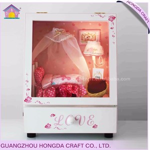 Popular con luz y caja <span class=keywords><strong>de</strong></span> <span class=keywords><strong>música</strong></span> en miniatura muebles <span class=keywords><strong>de</strong></span> casas <span class=keywords><strong>de</strong></span> muñecas DIY <span class=keywords><strong>cosa</strong></span> - Product Image 1